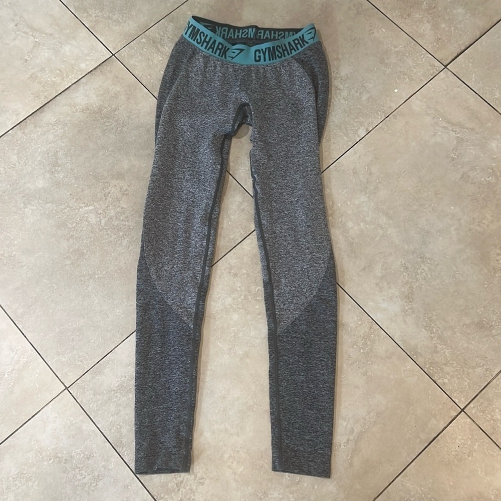 Gymshark Flex Gray Logo Athletic Leggings
Size Women's Small
